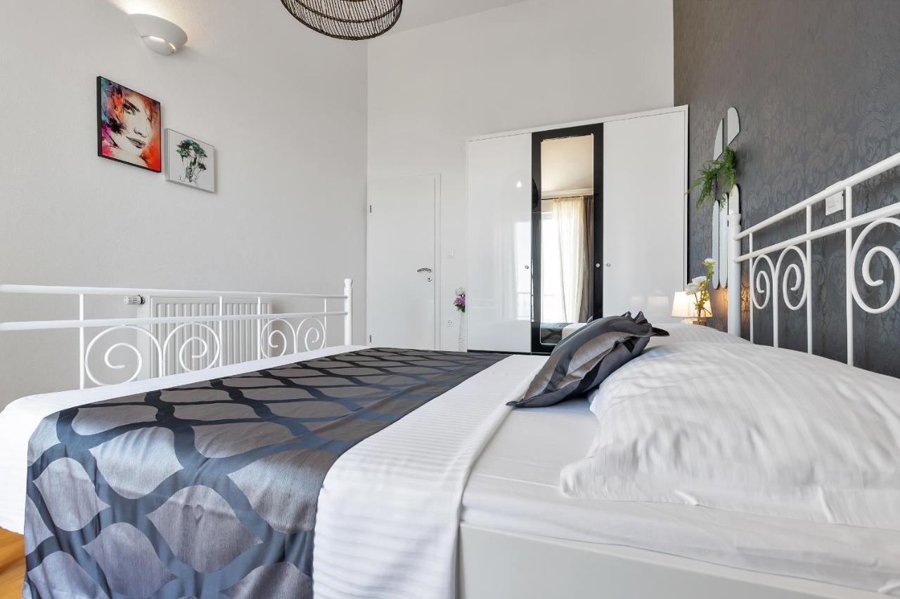 Vesna With Heated Pool Villa *