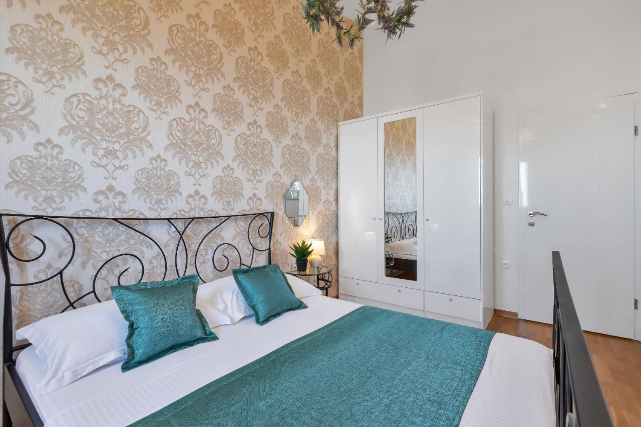 Vesna With Heated Pool Villa *